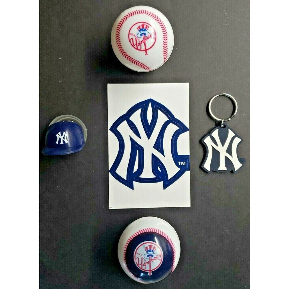 New York Yankees Baseball Vending Charms Lot of 5 Ball, Helmet, Key Chain Z8